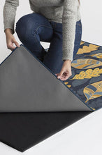 Load image into Gallery viewer, Aurelia Navy Gold Rug
